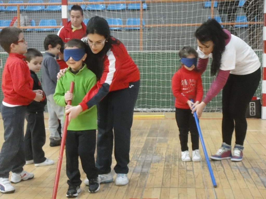 Este sábado el ayuntamiento de Salamanca, dentro de su programa prebenjamín para escolares salmantinos organizó la actividad de deporte adaptado - deporte paralímpico con el doble objetivo de educar y divertir; baloncesto en silla de ruedas, goalball, boccia, volei sentados, y otras pruebas y juegos hicieron las delicias de los infantes entre 4 y 8 años. Aviva fue la encargada a través de sus técnicos y monitores de desarrollar este programa que también tiene continuidad en los centros educativos de Salamanca y su provincia.